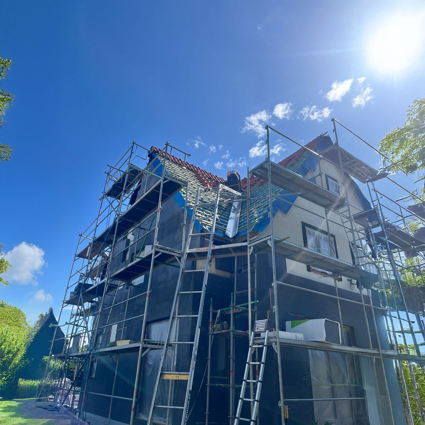 Vrijstaande woning in volledige dak- en gevelrenovatie met steenstrips - Struxo